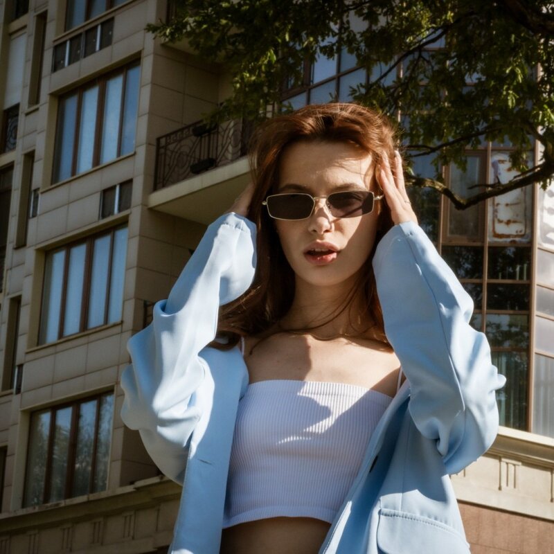 Міська fashion фотосесія в Харкові на заході сонця — стильний жіночий портрет біля авто та сучасної архітектури