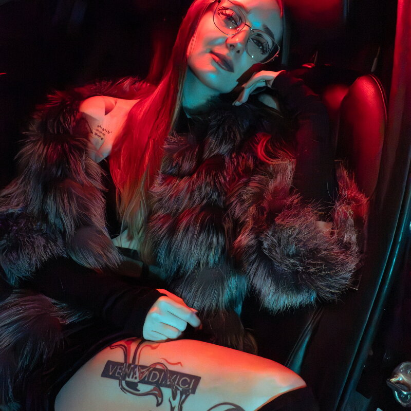 Модельна фотосесія з авто в Харкові: стиль, естетика та нічне світло у Fashion-зйомці