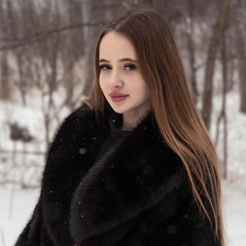 Зимова жіноча фотосесія в Харкові — стильний портрет у снігу та нічна міська зйомка з атмосферним світлом