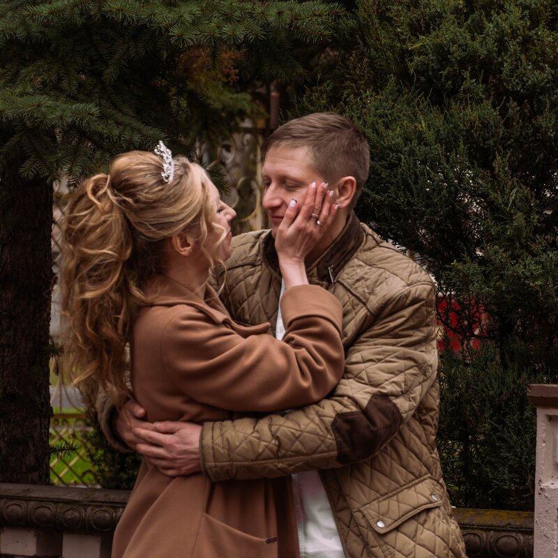 Пара в осінніх пальтах на фотосесії в Харкові