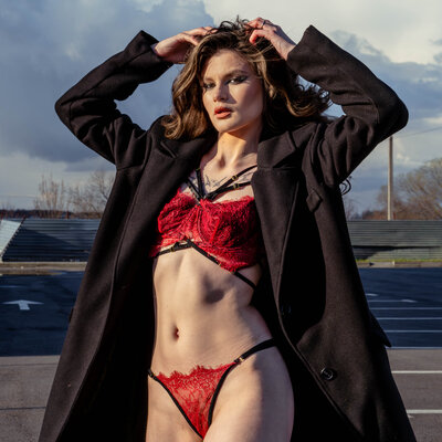 Fashion-фотосесія з авто Харків — чуттєвий образ у червоному
