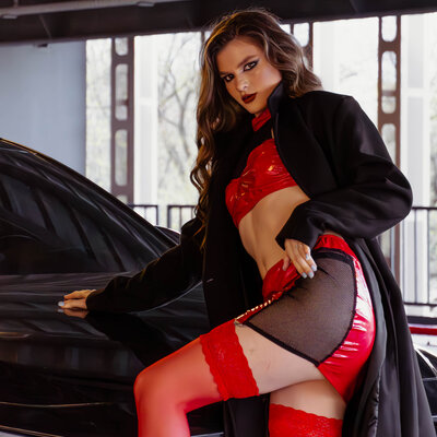 Fashion-фотосесія з авто Харків — чуттєвий образ у червоному