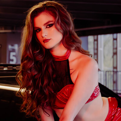 Fashion-фотосесія з авто Харків — чуттєвий образ у червоному