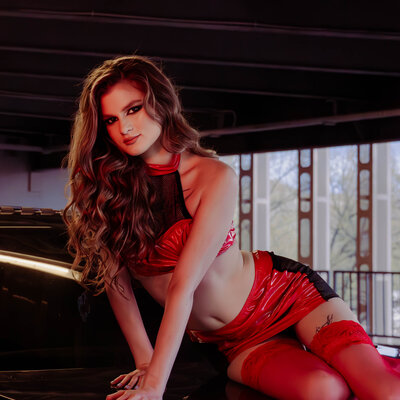 Fashion-фотосесія з авто Харків — чуттєвий образ у червоному