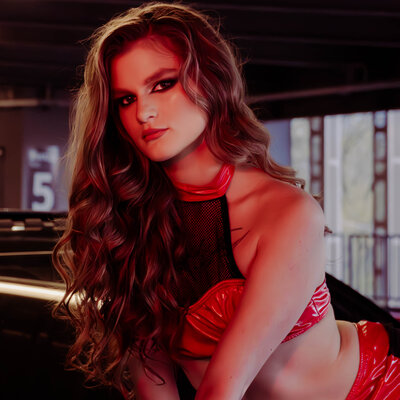 Fashion-фотосесія з авто Харків — чуттєвий образ у червоному