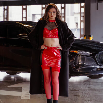 Fashion-фотосесія з авто Харків — чуттєвий образ у червоному