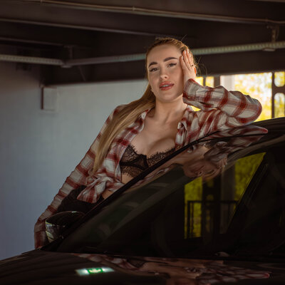 Urban-фотосесія з авто в паркінгу