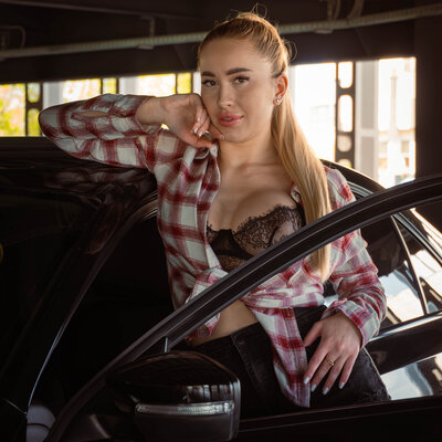 Urban-фотосесія з авто в паркінгу