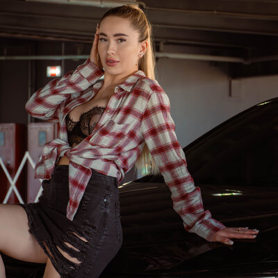 Urban-фотосесія з авто в паркінгу