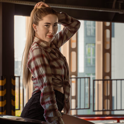 Urban-фотосесія з авто в паркінгу