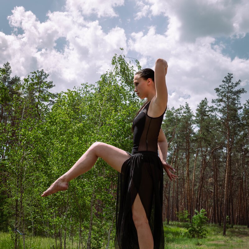 Фотосесія в чорній сукні біля лісового озера — пластика та рух