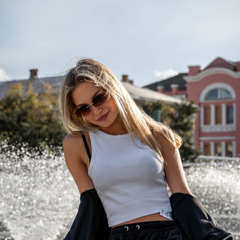 Літня вулична фотосесія в центрі Харкова біля фонтану