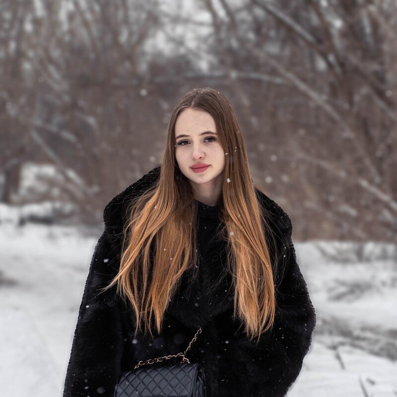 Зимовий портрет у снігопад — фотосесія в Харкові