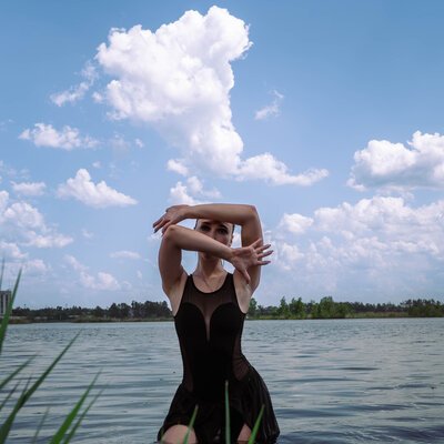 Фотосесія в чорній сукні біля лісового озера — пластика та рух — фото 1