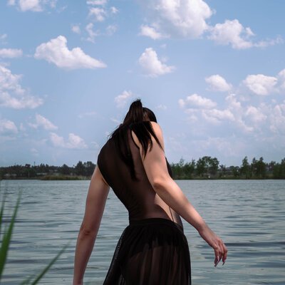 Фотосесія в чорній сукні біля лісового озера — пластика та рух — фото 2