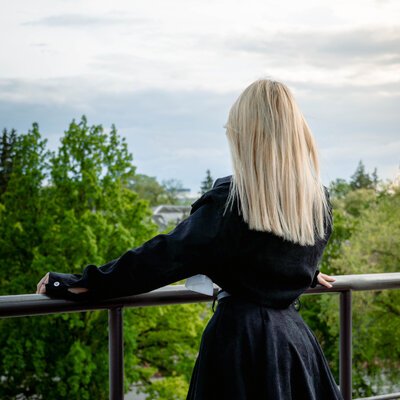 Фотосесія біля Ейфелевої вежі в Харкові — стильний портрет на оглядовому майданчику — фото 2