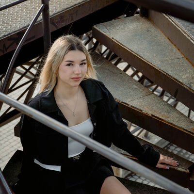 Фотосесія біля Ейфелевої вежі в Харкові — стильний портрет на оглядовому майданчику — фото 5