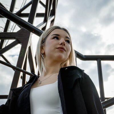 Фотосесія біля Ейфелевої вежі в Харкові — стильний портрет на оглядовому майданчику — фото 17