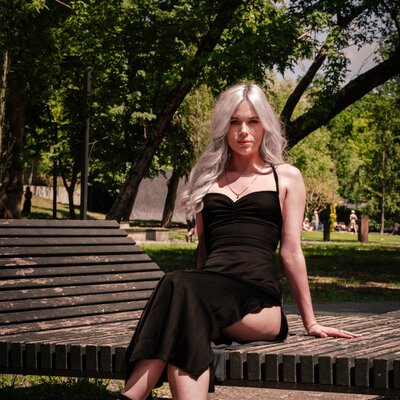 Фотосесія в чорній сукні у ботанічному саду Харкова — фото 13