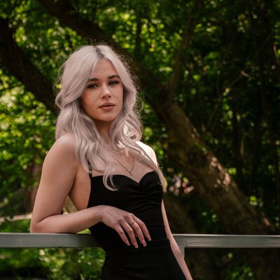 Фотосесія в чорній сукні у ботанічному саду Харкова — фото 27