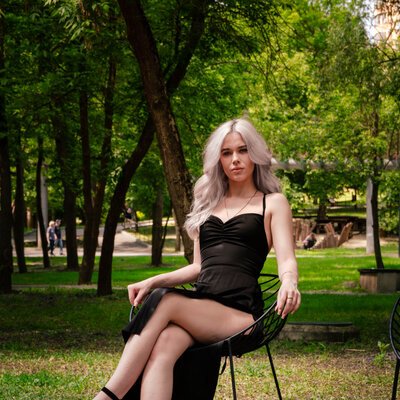 Фотосесія в чорній сукні у ботанічному саду Харкова — фото 35
