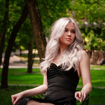 Фотосесія в чорній сукні у ботанічному саду Харкова — фото 37