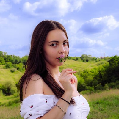 Фотосесія в полі «Дівчина зі сну» — біла сукня серед зелених пагорбів — фото 8