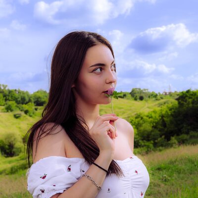 Фотосесія в полі «Дівчина зі сну» — біла сукня серед зелених пагорбів — фото 9