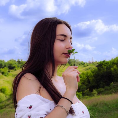 Фотосесія в полі «Дівчина зі сну» — біла сукня серед зелених пагорбів — фото 10