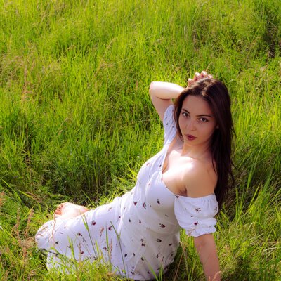 Фотосесія в полі «Дівчина зі сну» — біла сукня серед зелених пагорбів — фото 16