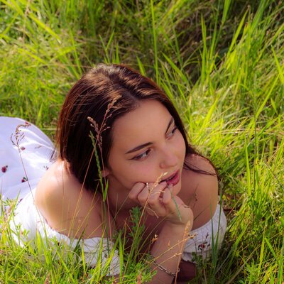Фотосесія в полі «Дівчина зі сну» — біла сукня серед зелених пагорбів — фото 18