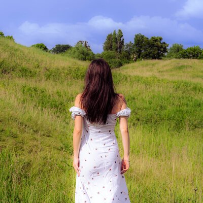 Фотосесія в полі «Дівчина зі сну» — біла сукня серед зелених пагорбів — фото 20