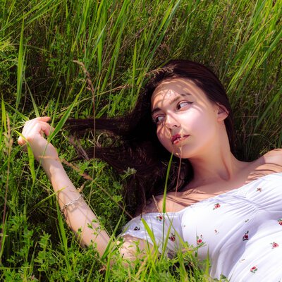 Фотосесія в полі «Дівчина зі сну» — біла сукня серед зелених пагорбів — фото 21