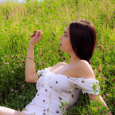 Фотосесія в полі «Дівчина зі сну» — біла сукня серед зелених пагорбів — фото 28