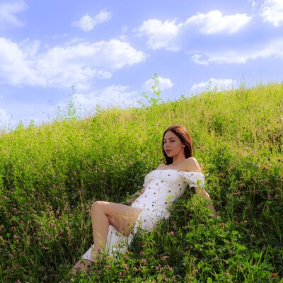 Фотосесія в полі «Дівчина зі сну» — біла сукня серед зелених пагорбів — фото 30