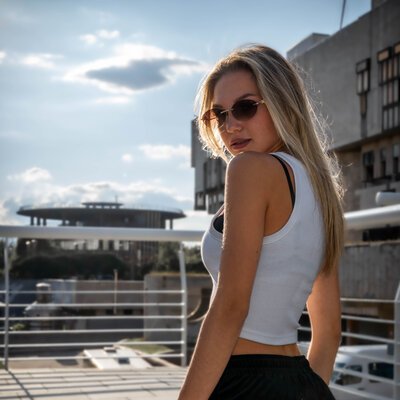 Літня вулична фотосесія в центрі Харкова біля фонтану — фото 13
