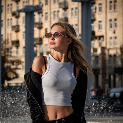 Літня вулична фотосесія в центрі Харкова біля фонтану — фото 15