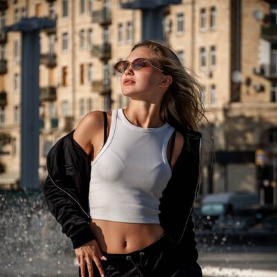 Літня вулична фотосесія в центрі Харкова біля фонтану — фото 17
