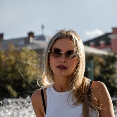Літня вулична фотосесія в центрі Харкова біля фонтану — фото 18