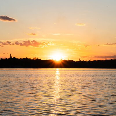 Захід сонця над водою — пейзажна фотозйомка природи Харкова — фото 6