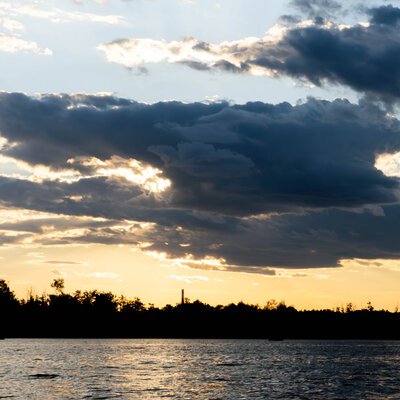 Захід сонця над водою — пейзажна фотозйомка природи Харкова — фото 7