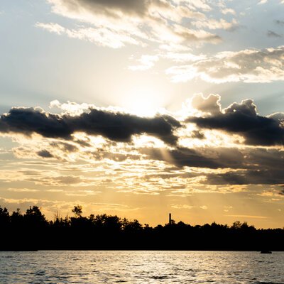 Захід сонця над водою — пейзажна фотозйомка природи Харкова — фото 8