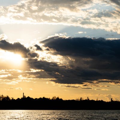 Захід сонця над водою — пейзажна фотозйомка природи Харкова — фото 9