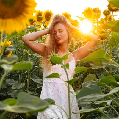 Фотосесія в соняшниках на золотій годині — біла сукня в полі — фото 1