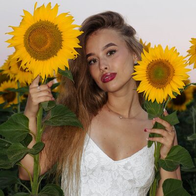 Фотосесія в соняшниках на золотій годині — біла сукня в полі — фото 2