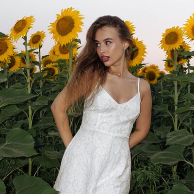 Фотосесія в соняшниках на золотій годині — біла сукня в полі — фото 3