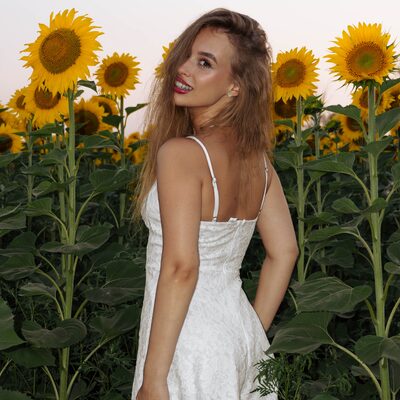 Фотосесія в соняшниках на золотій годині — біла сукня в полі — фото 4