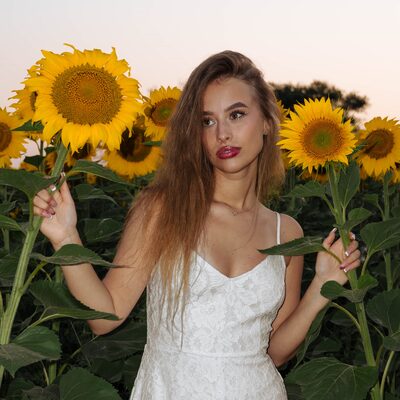 Фотосесія в соняшниках на золотій годині — біла сукня в полі — фото 6