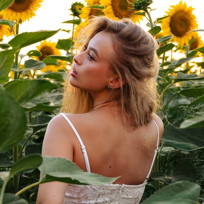 Фотосесія в соняшниках на золотій годині — біла сукня в полі — фото 7
