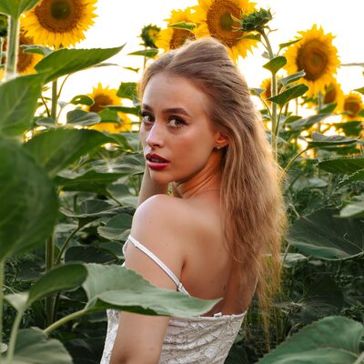 Фотосесія в соняшниках на золотій годині — біла сукня в полі — фото 8